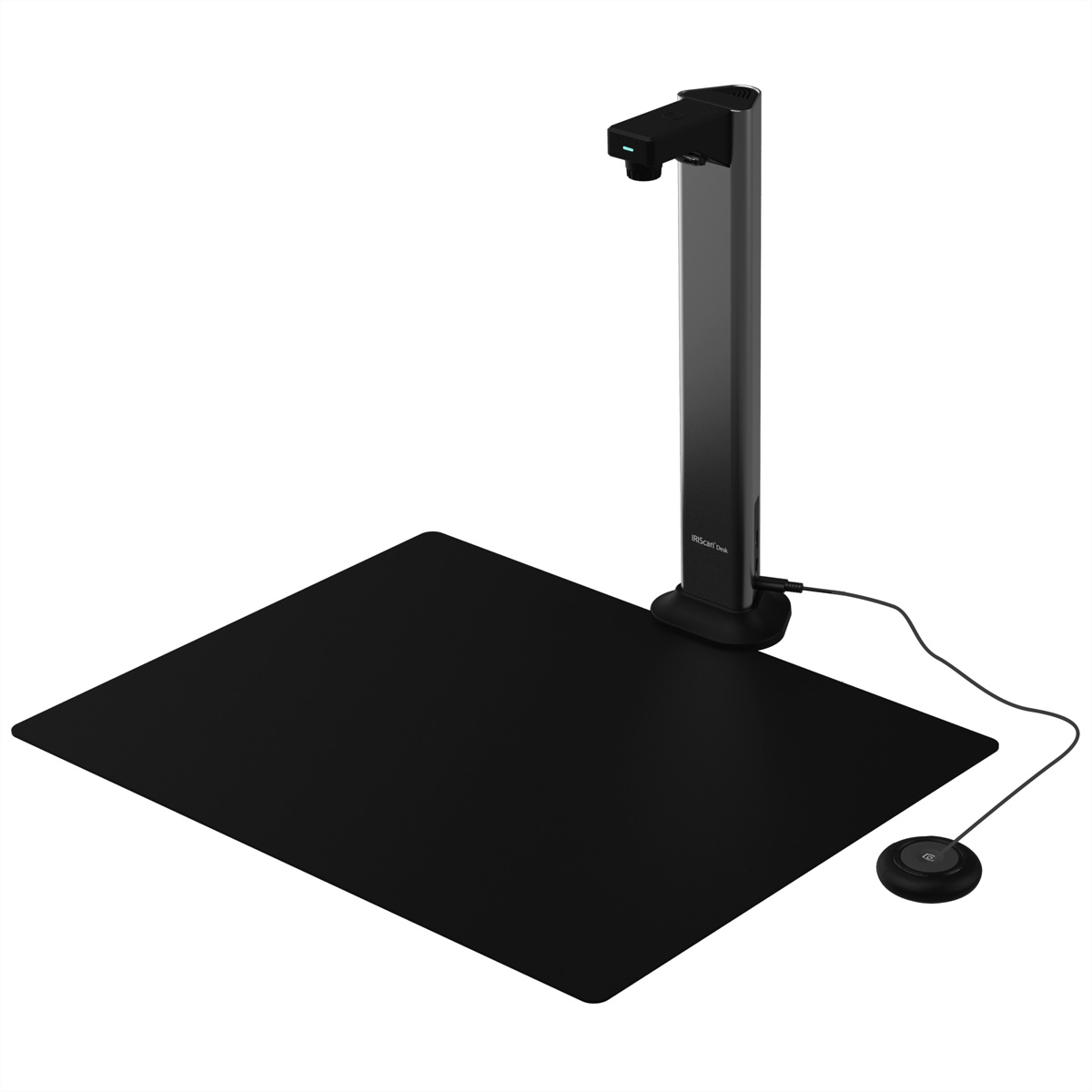 Un scanner de documents noir avec une caméra sur un support au-dessus d'un tapis noir.