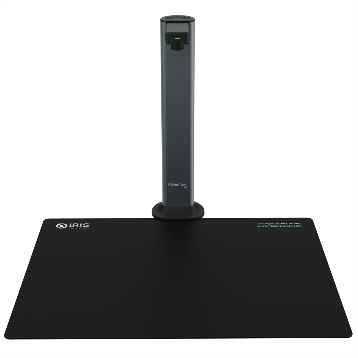 Un bras de scanner gris avec logo IRIScan Desk se dresse sur un tapis noir.