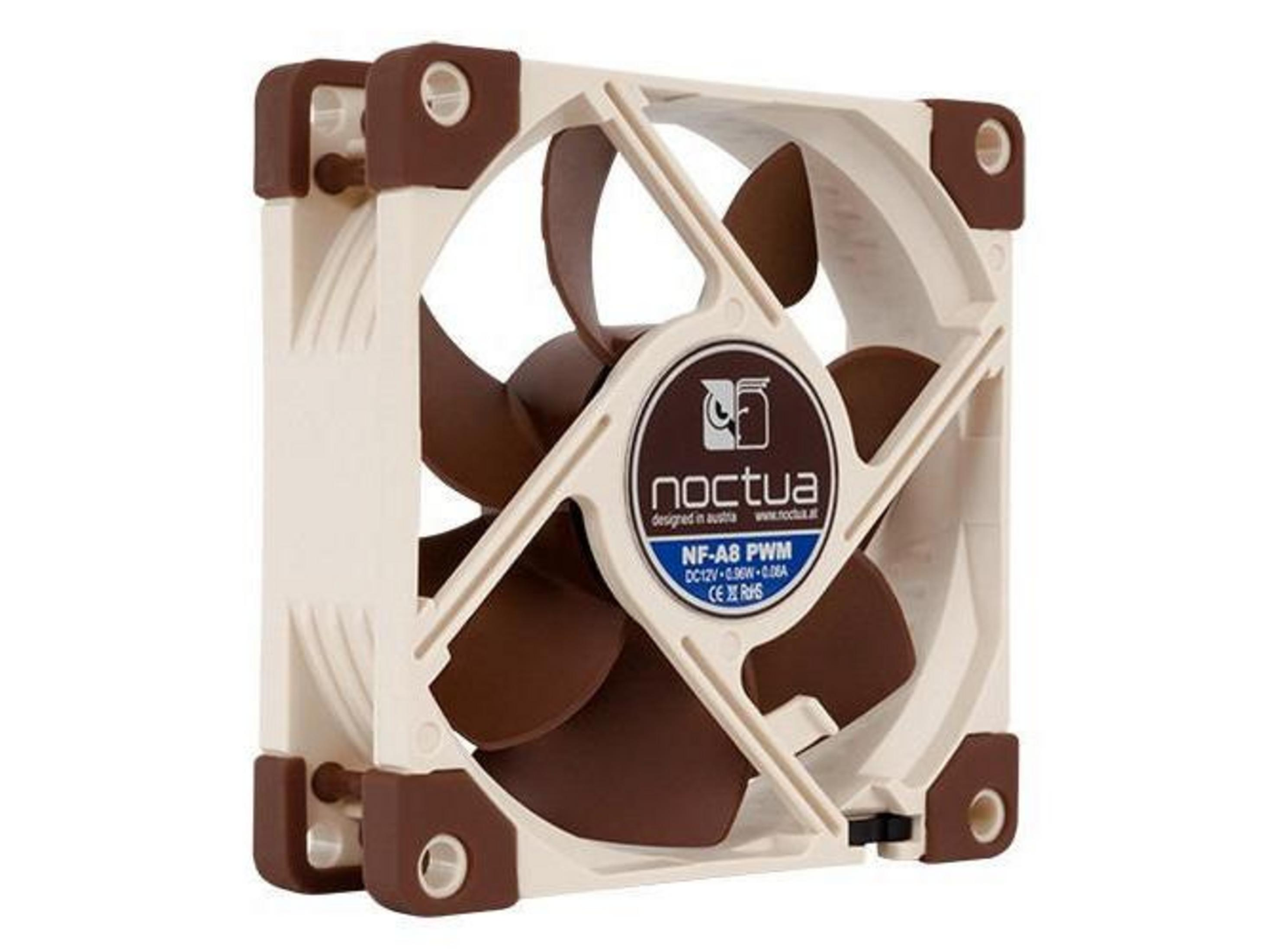 Ein Noctua Lüfter mit beigen Rahmen und braunen Rotorblättern.