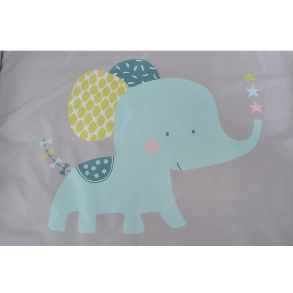 Ein hellblauer Elefant mit bunten Ohren und Sternen auf grauem Hintergrund.