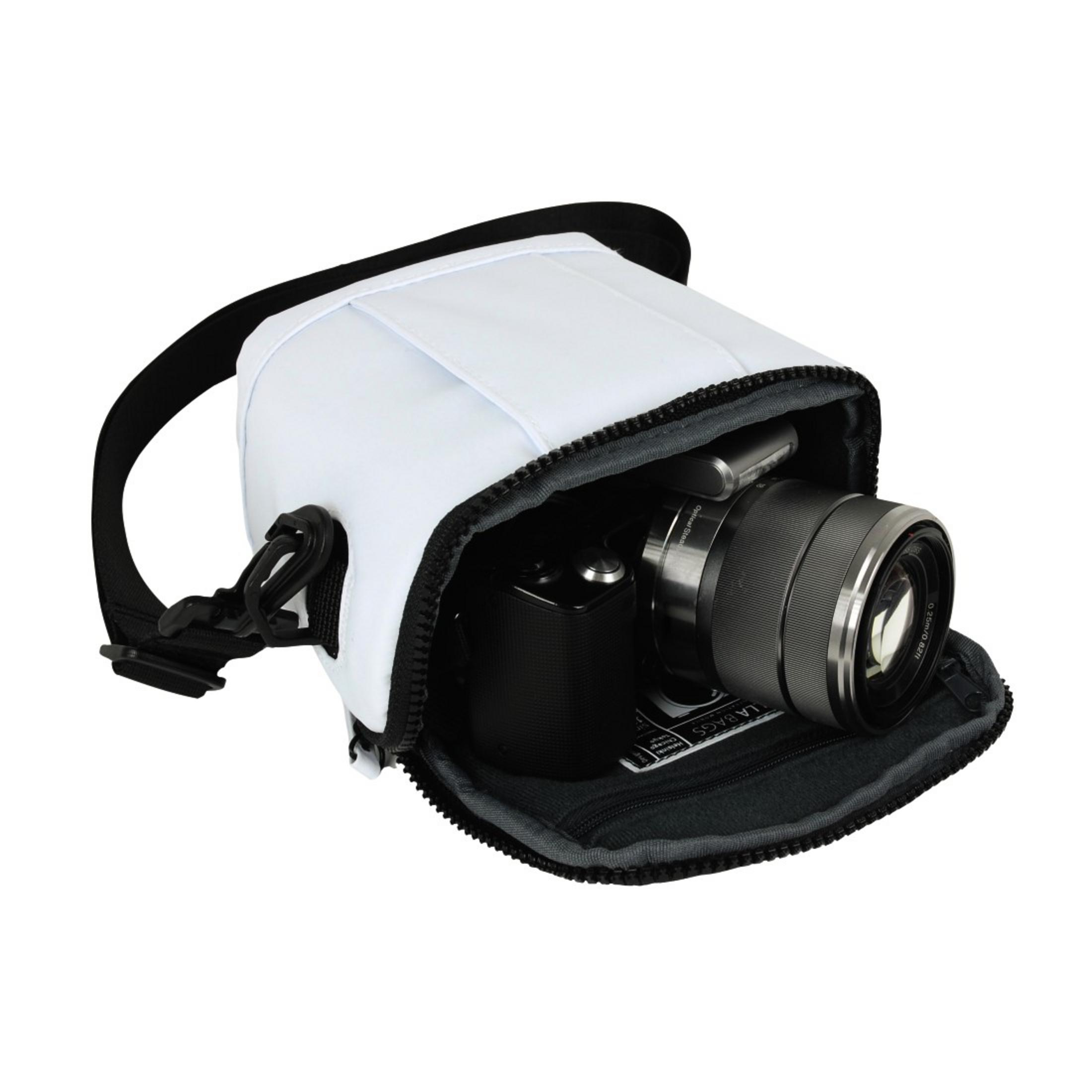 Een witte cameratashoes met open rits, met daarin een zwarte camera met lens.
