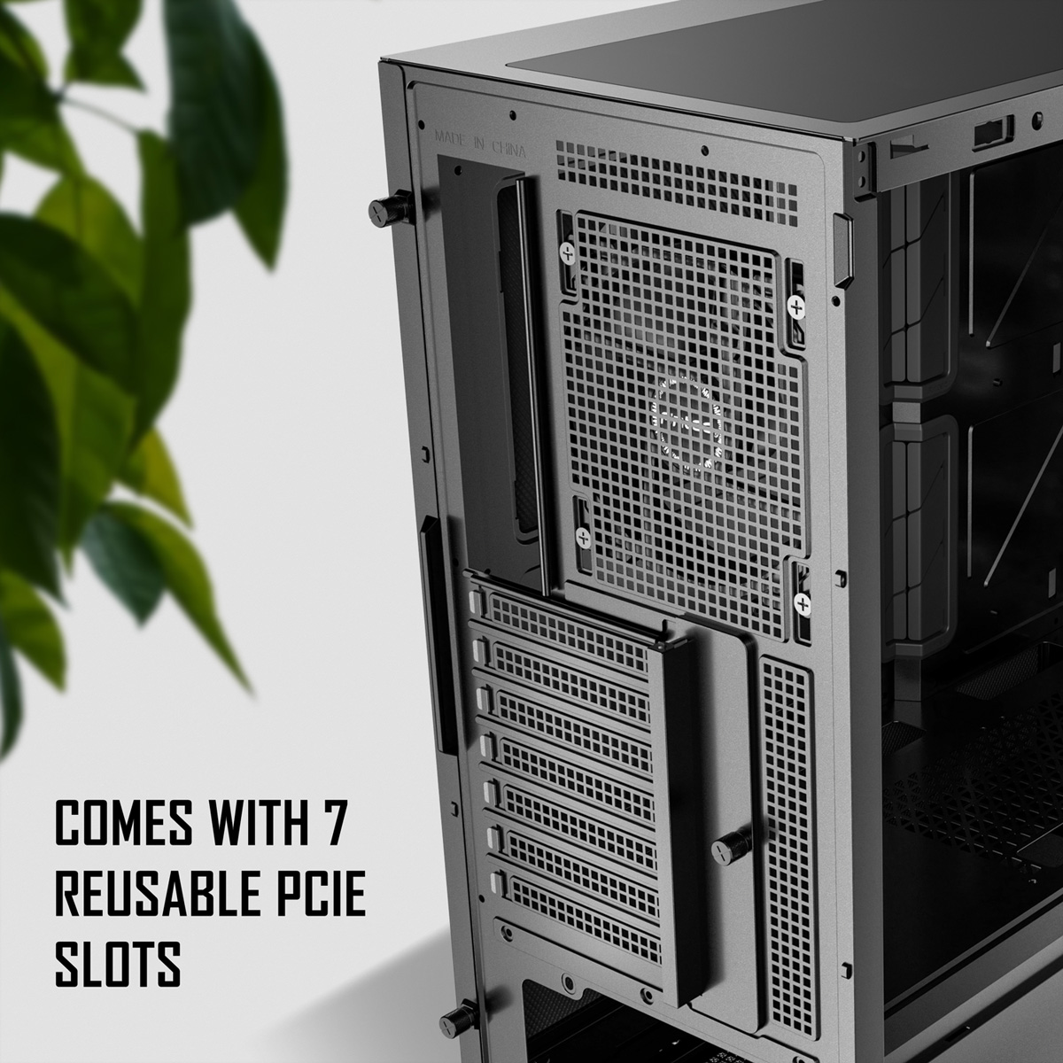 Vista trasera de caja de PC negra con 7 ranuras PCIe reutilizables y rejilla de ventilador.