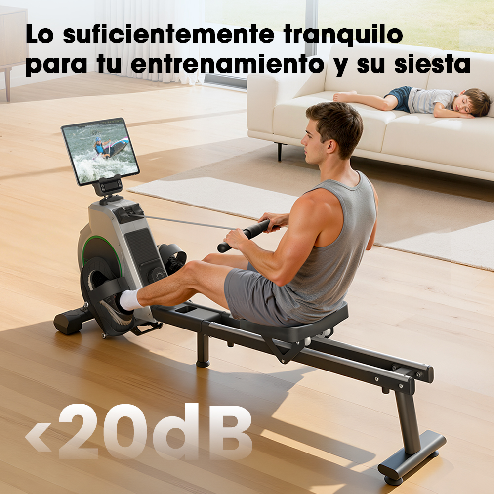 Hombre rema en máquina de ejercicio, niño duerme en sofá. Menos de 20 dB.