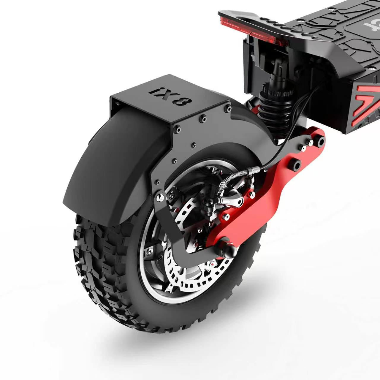 Particolare della ruota posteriore di uno scooter elettrico, con sospensioni e freno.