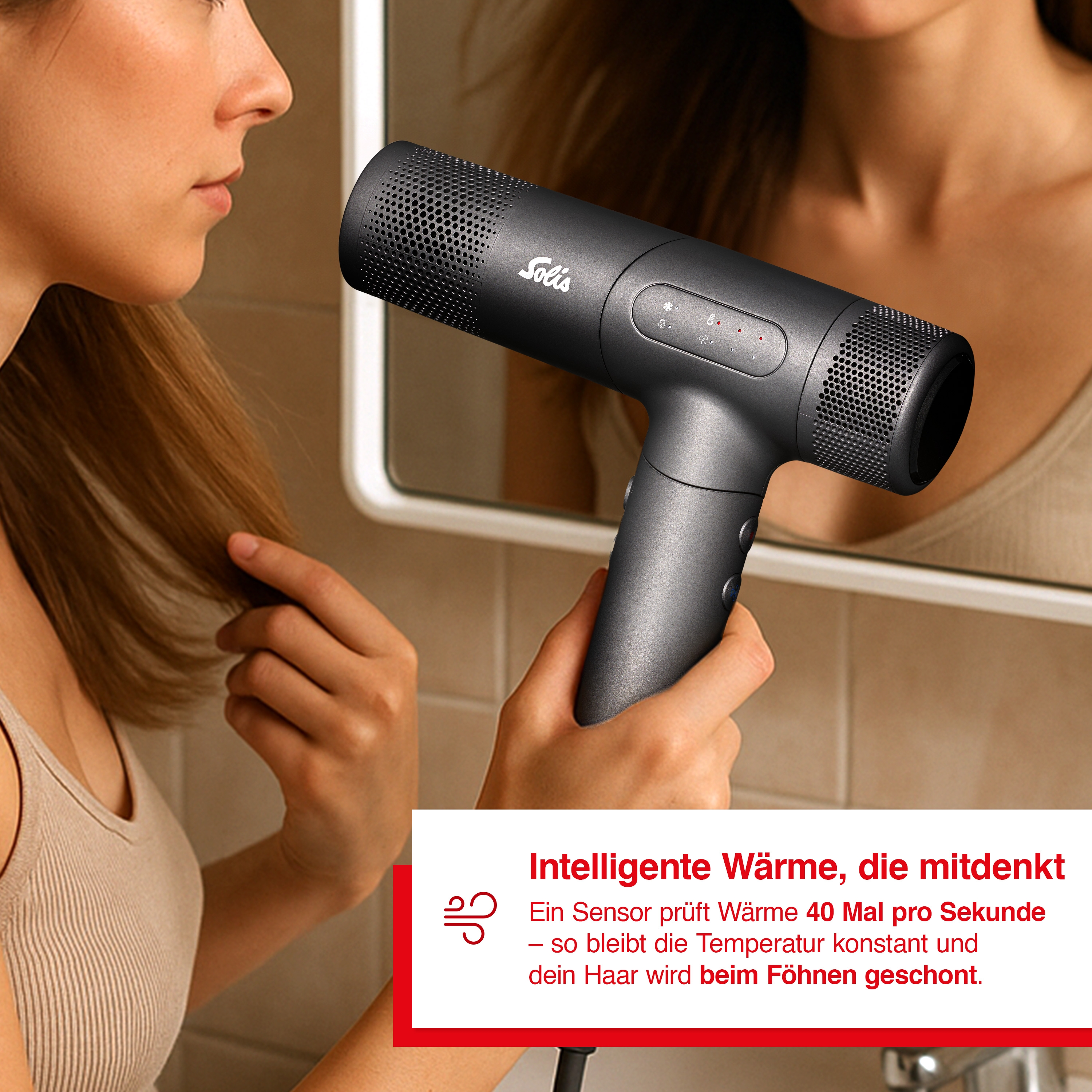 Eine Person föhnt ihr Haar mit einem schwarzen Solis Föhn. Intelligente Wärme schont das Haar.