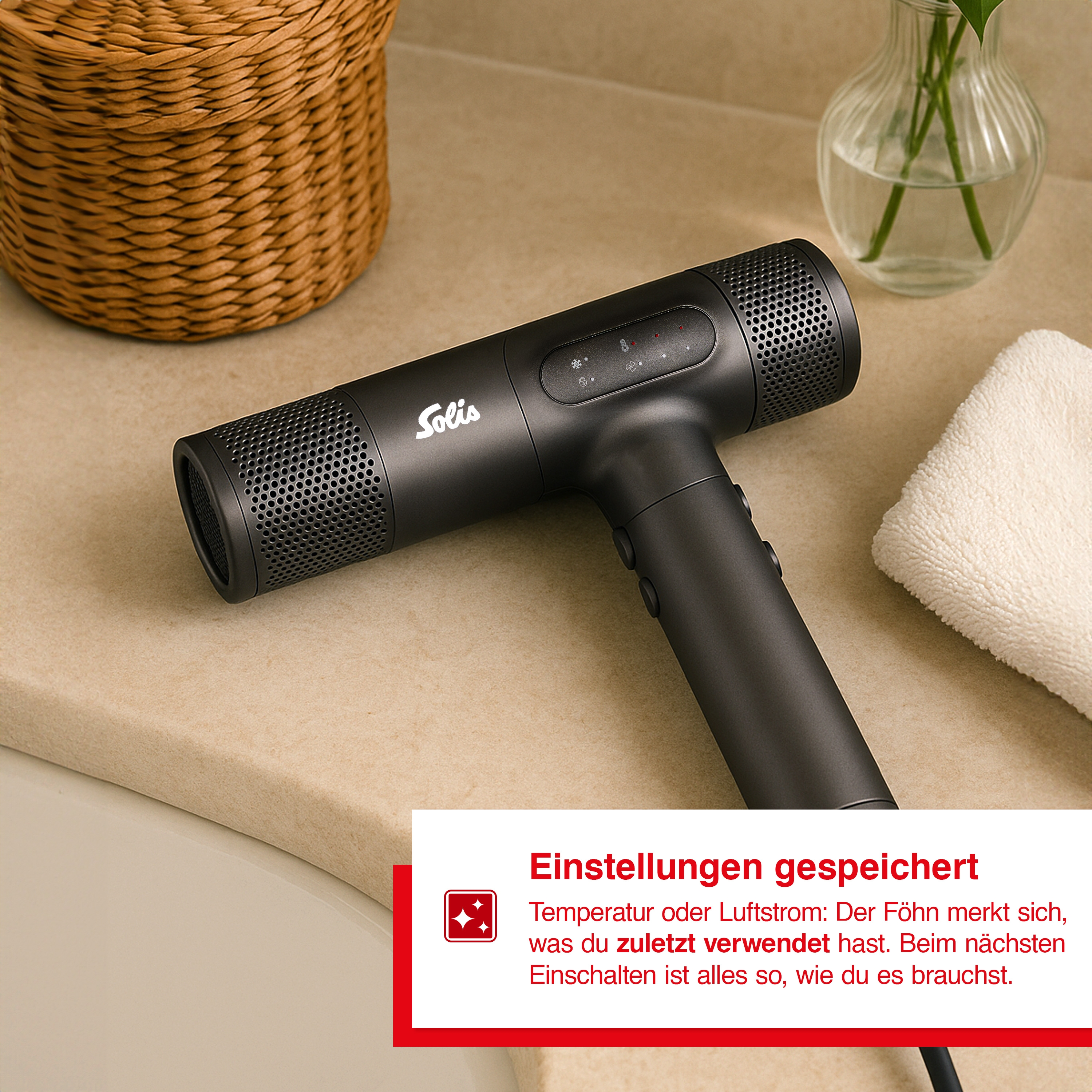 Schwarzer Solis Föhn auf beige Oberfläche, mit Korb, Vase und Handtuch.