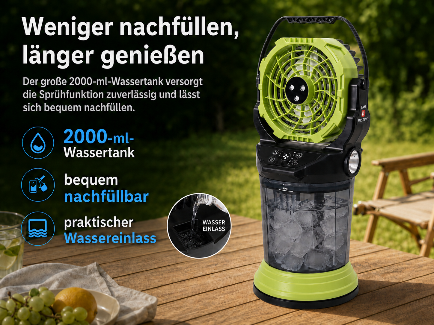 Ein grüner und schwarzer Ventilator mit Wassertank steht auf einem Holztisch im Freien.