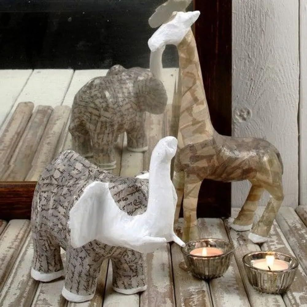 Figuras decorativas de elefante y jirafa sobre tablones de madera, con espejo al fondo.