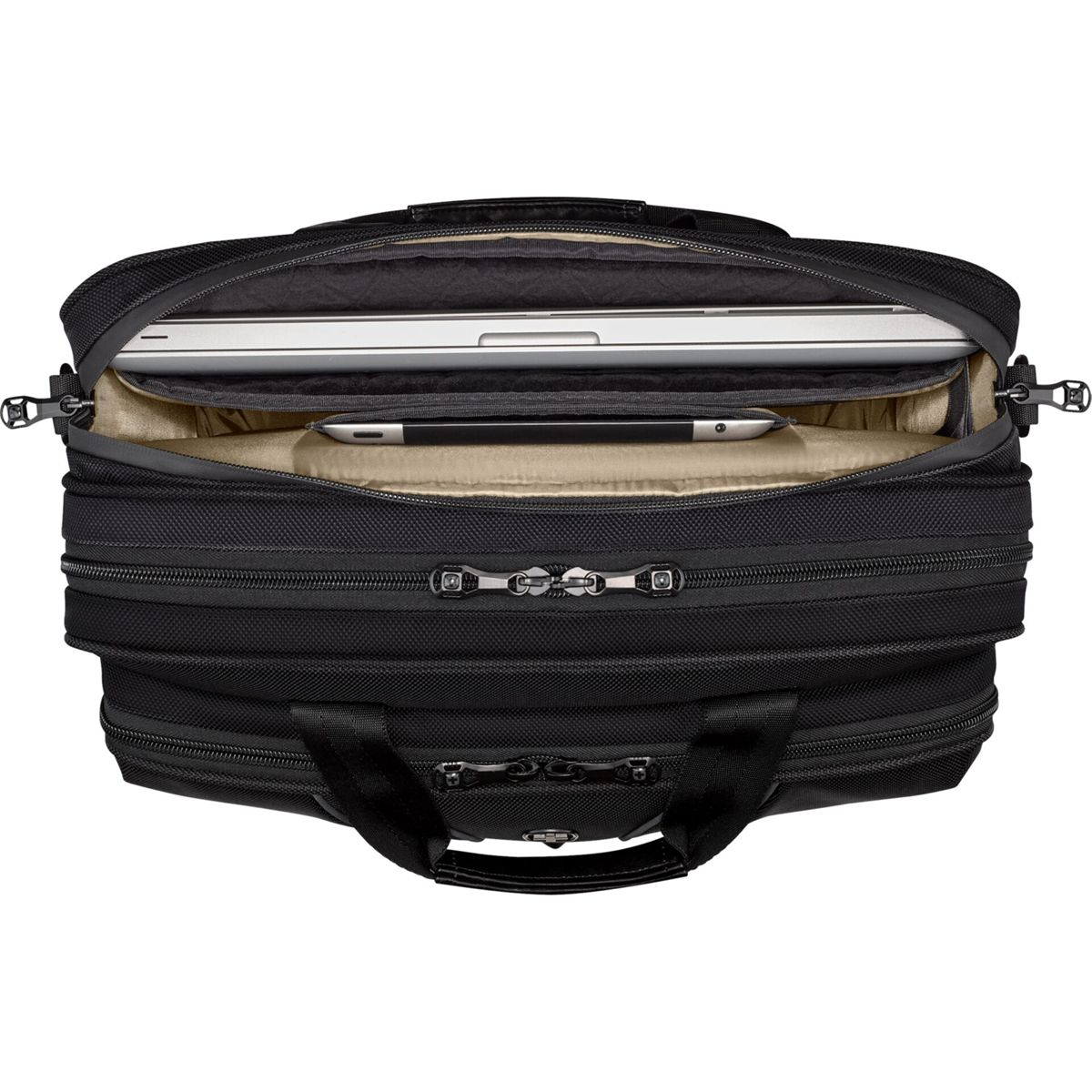 Zwarte laptoptas met open vak, laptop en tablet zichtbaar.