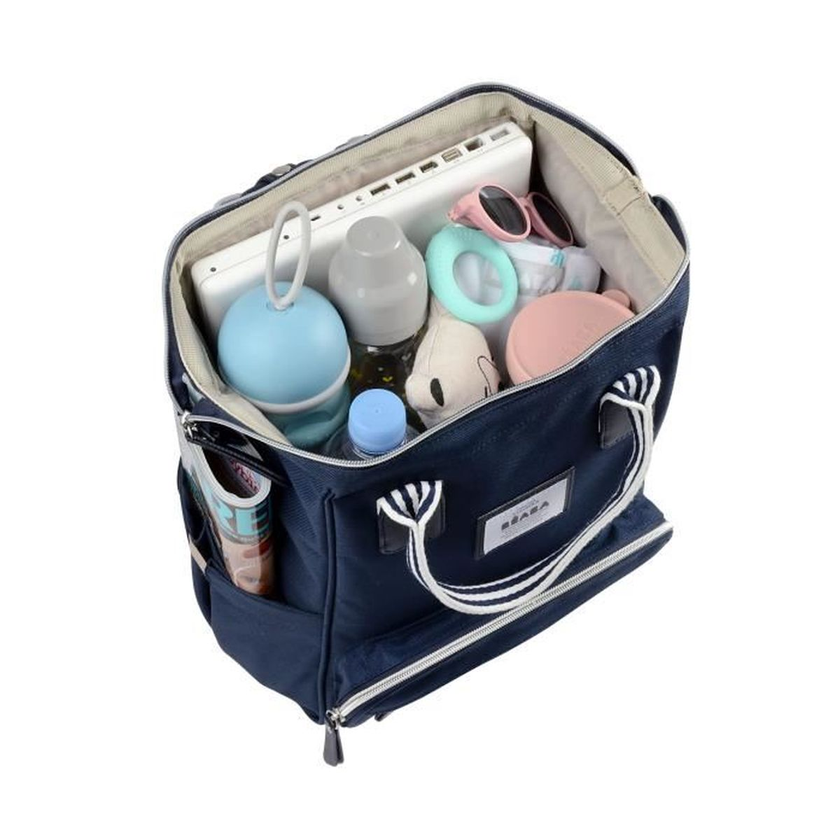 Dunkelblaue Wickeltasche mit Babyartikeln wie Flaschen, Sonnenbrille und Spielzeug.