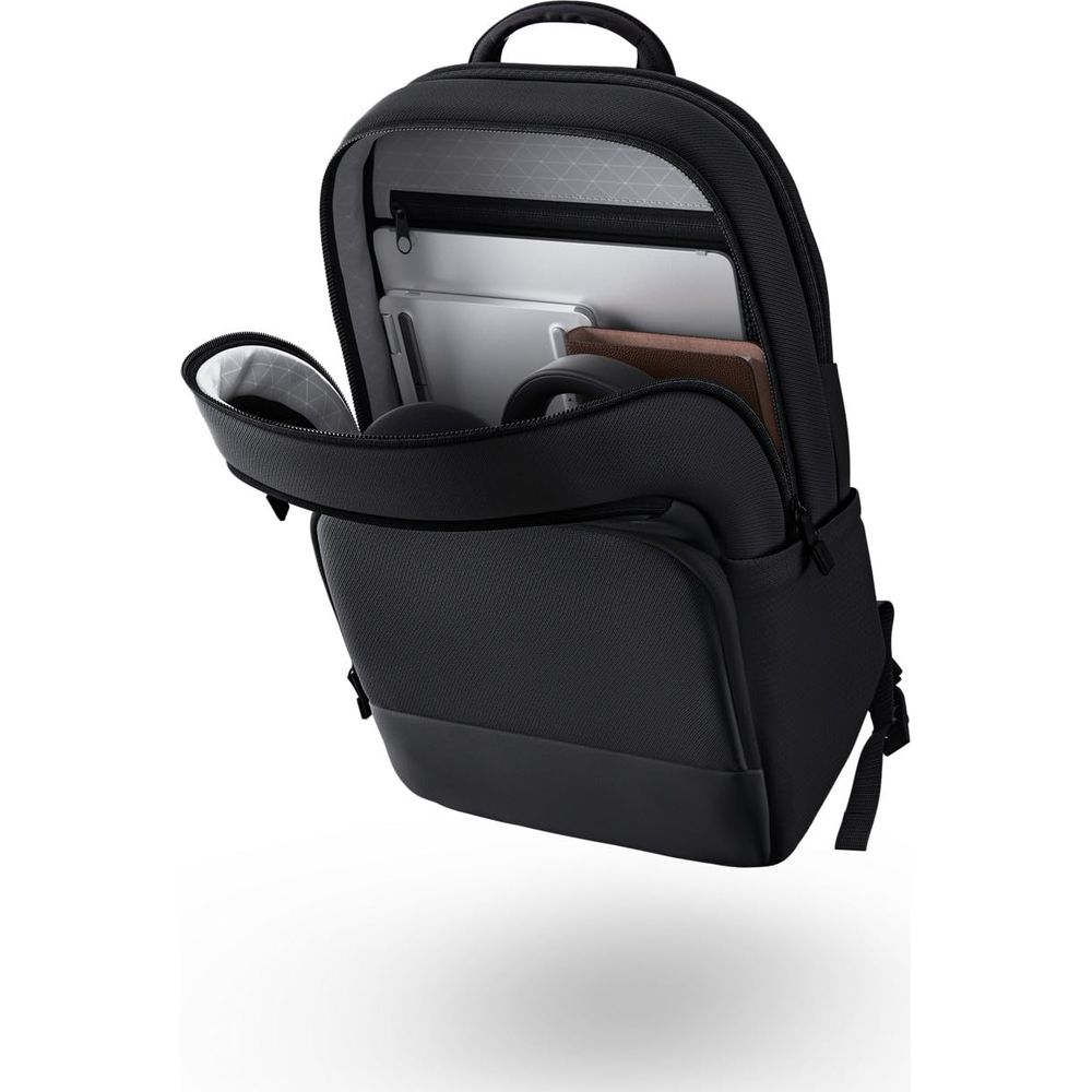 Zaino nero con scomparto aperto che mostra un tablet e un libro.