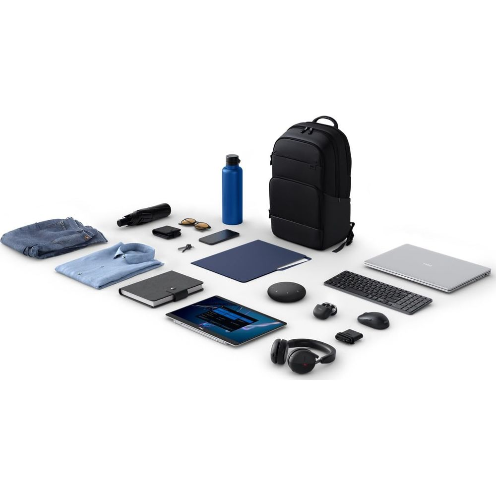 Zaino nero, borraccia blu, vestiti, laptop, tablet, tastiera, mouse, cuffie.