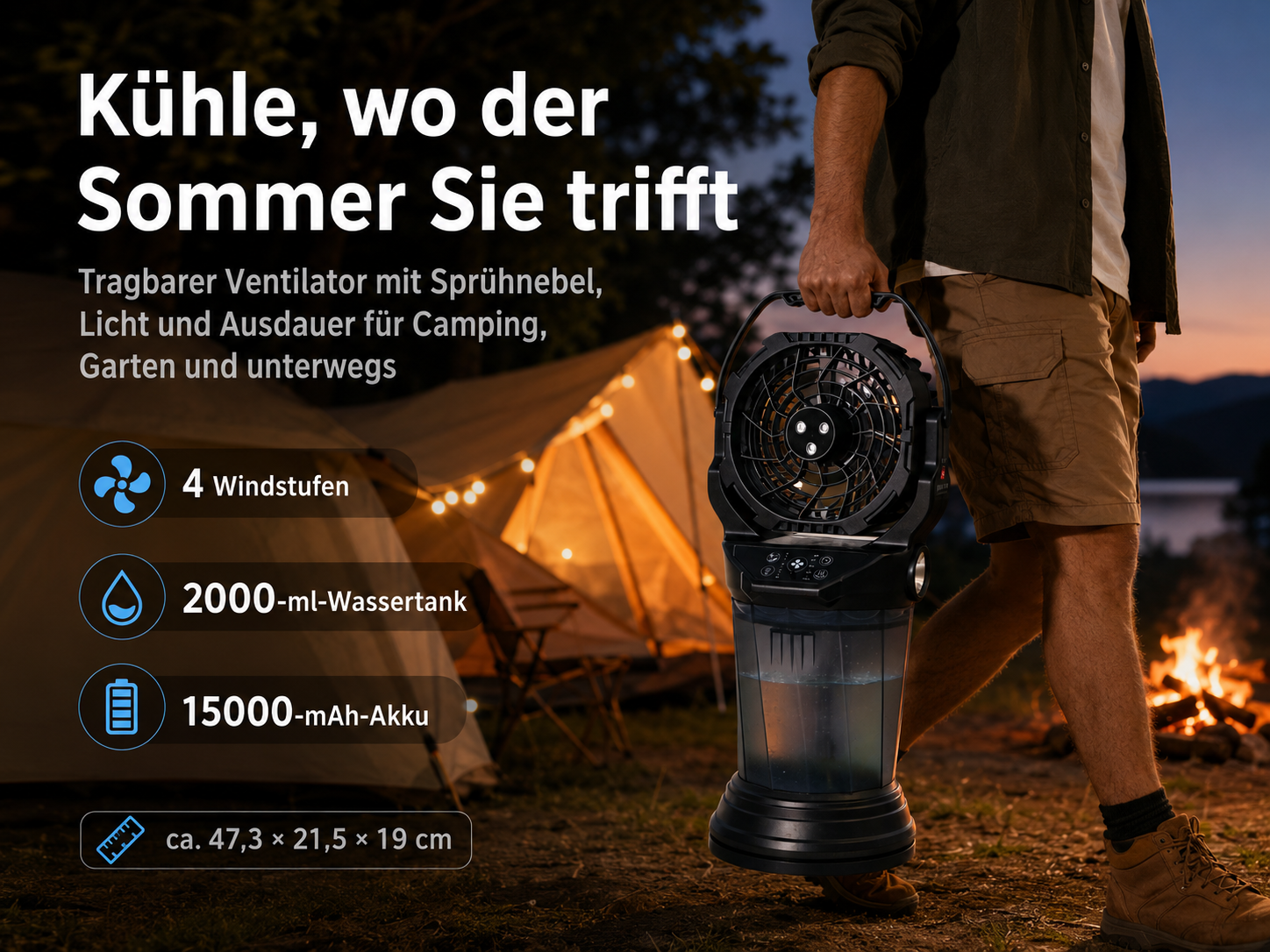 Mann hält tragbaren Ventilator mit Sprühnebel, Zelt und Lagerfeuer im Hintergrund.