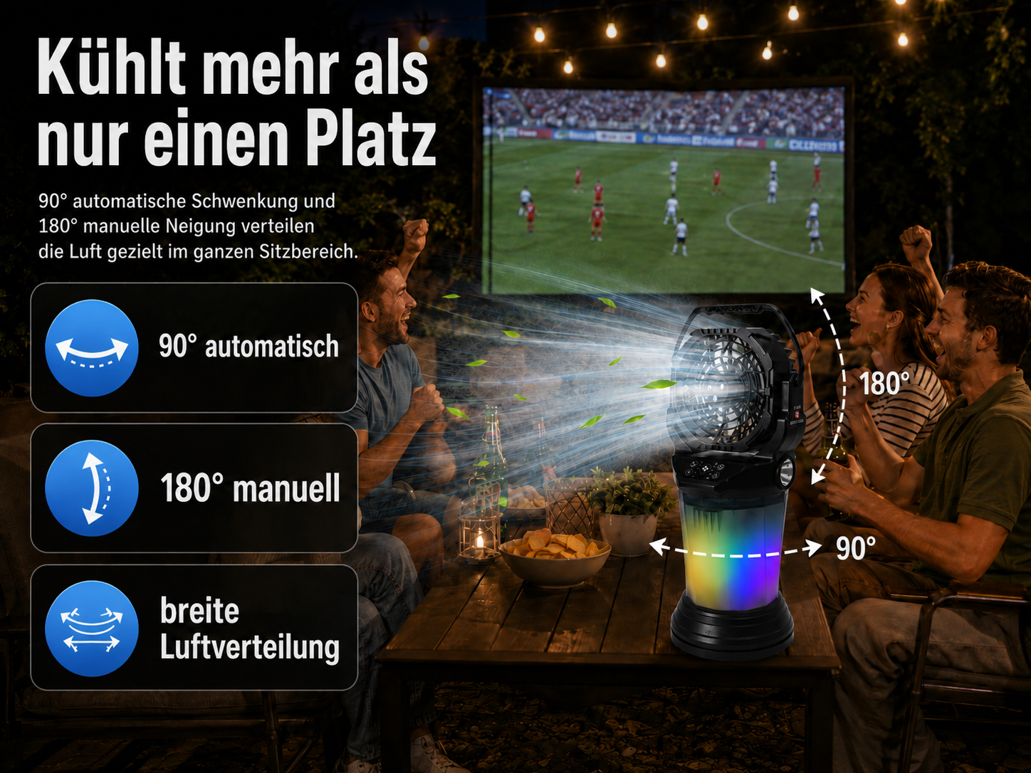 Ein Fan kühlt eine Gruppe von Leuten, die draußen einen Film schauen.
