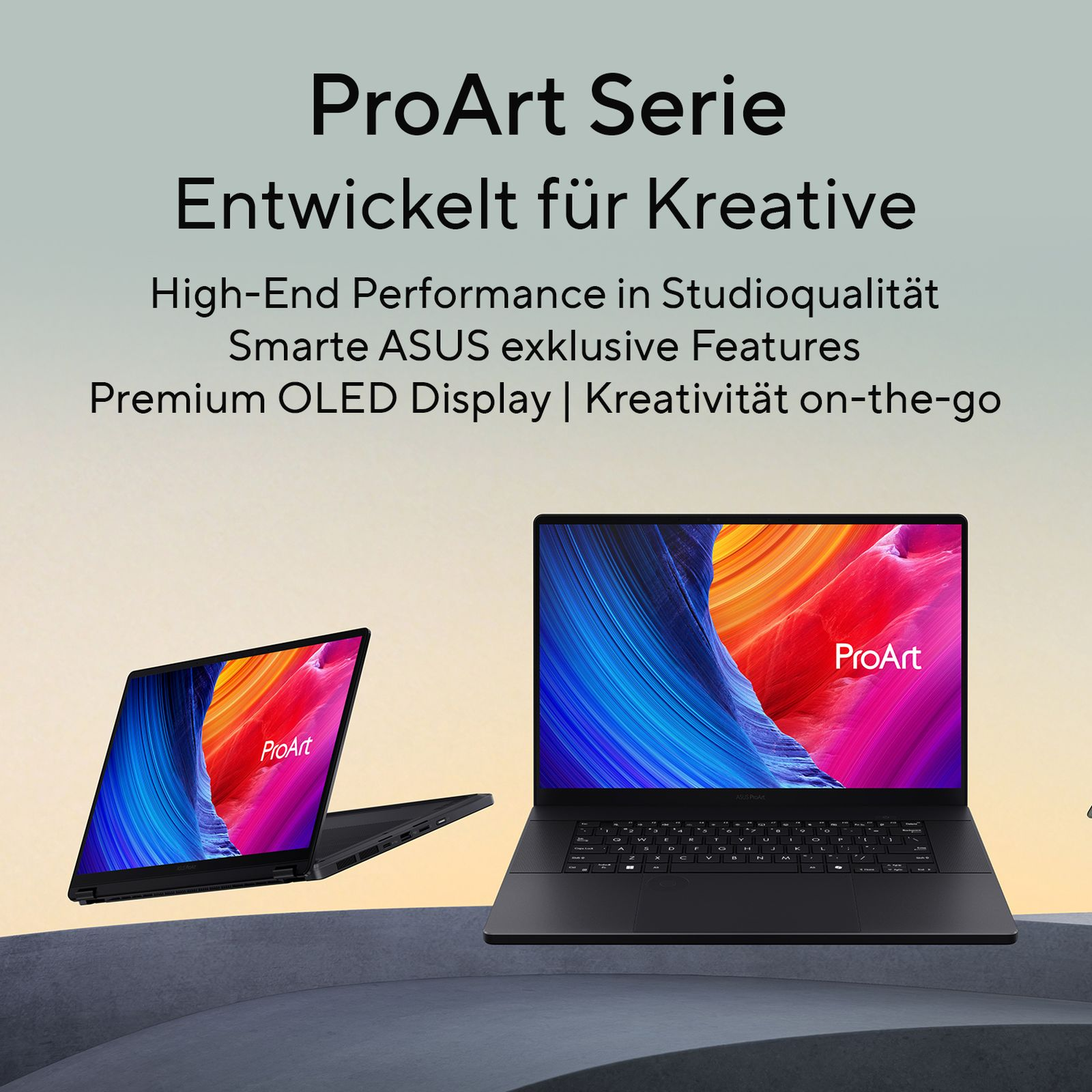 Zwei Laptops der ProArt Serie mit farbenfrohen Displays auf einem grauen Podest.