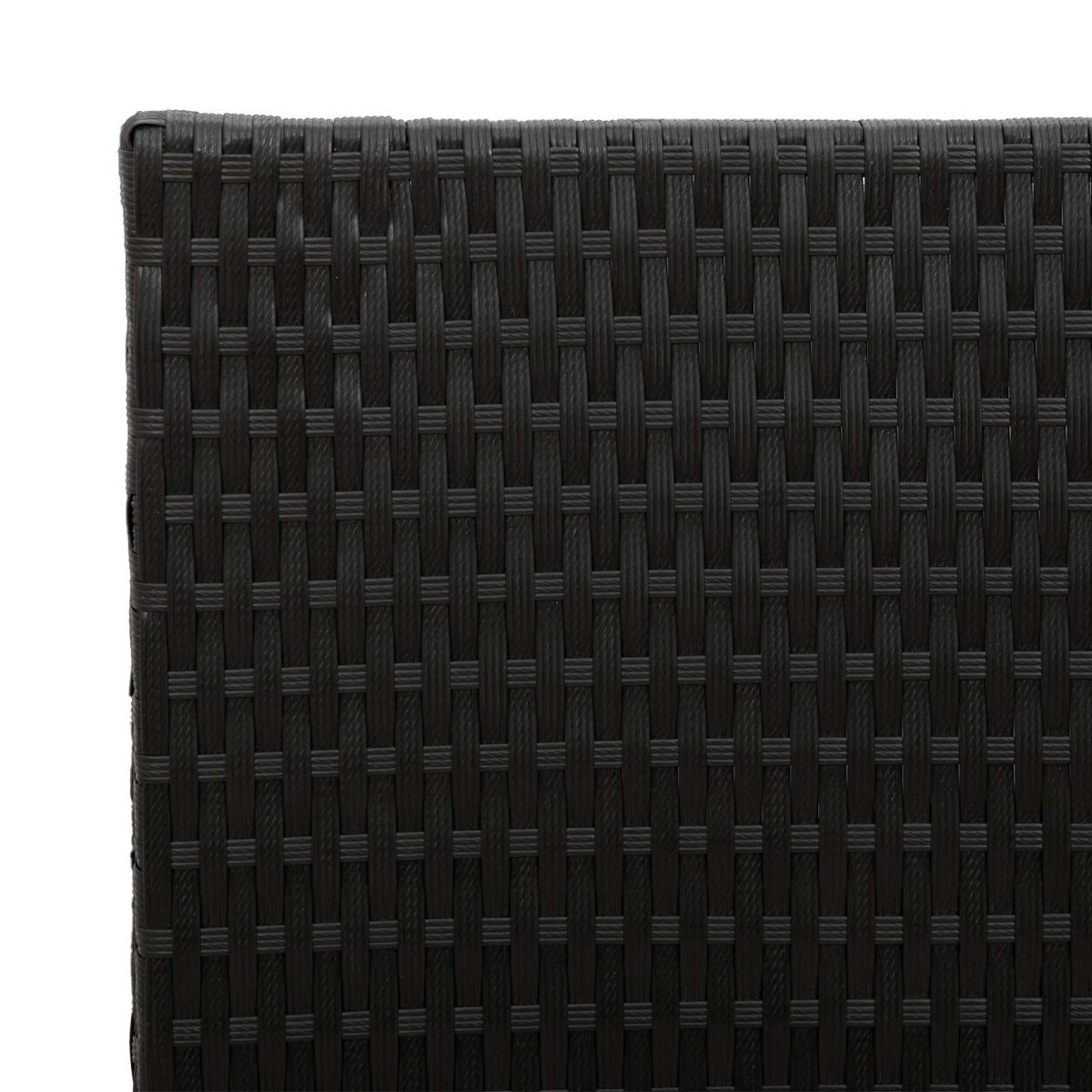Primo piano di materiale intrecciato scuro, che mostra parte di un mobile.