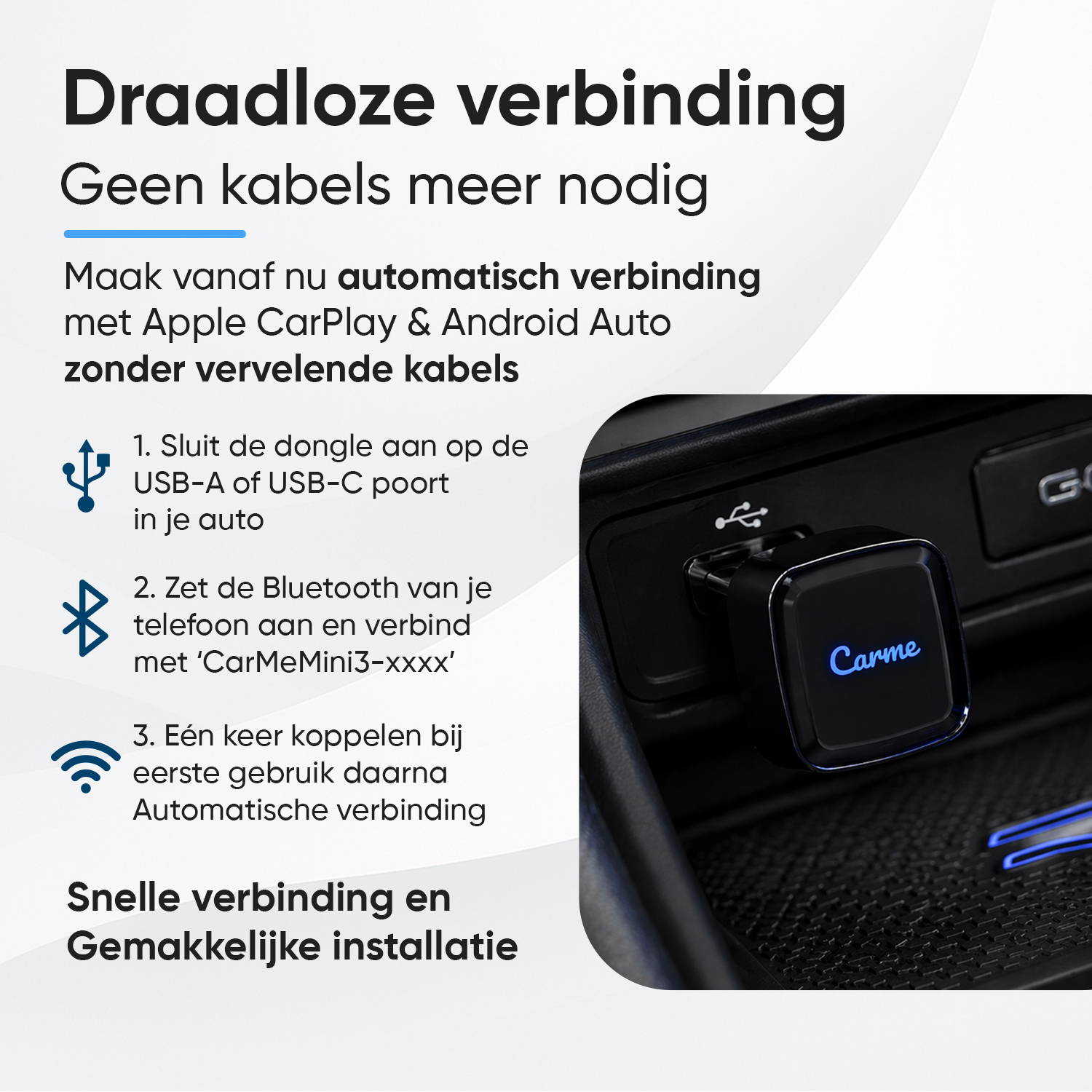 Een zwarte Carme dongle is aangesloten op de USB-poort van een auto.