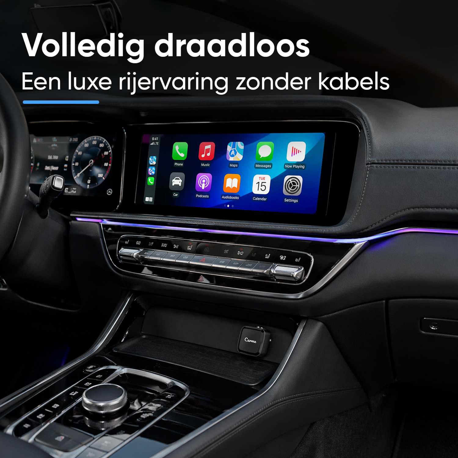 Autodashboard met Apple CarPlay op het touchscreen en sfeerverlichting.