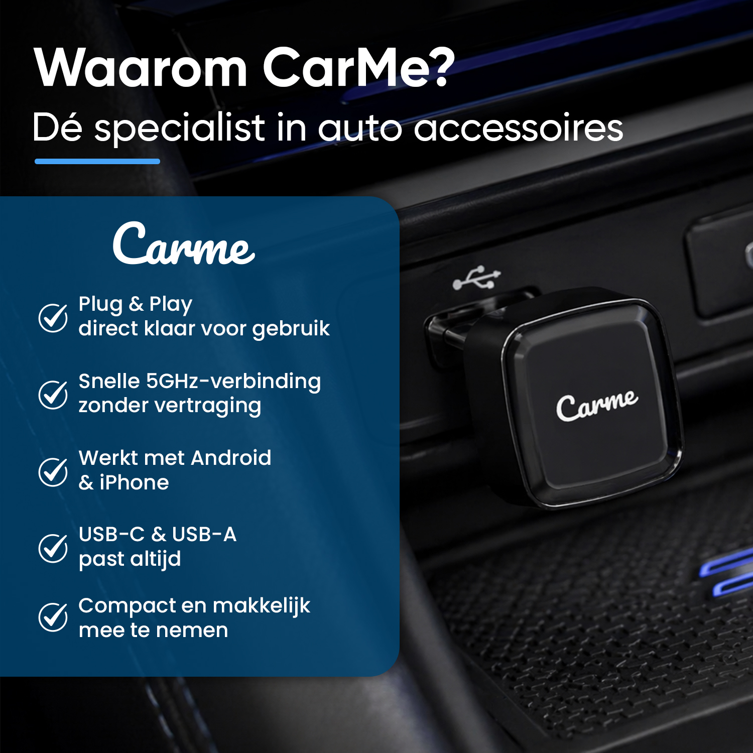 Een zwarte CarMe USB-adapter is aangesloten op een USB-poort in de auto.