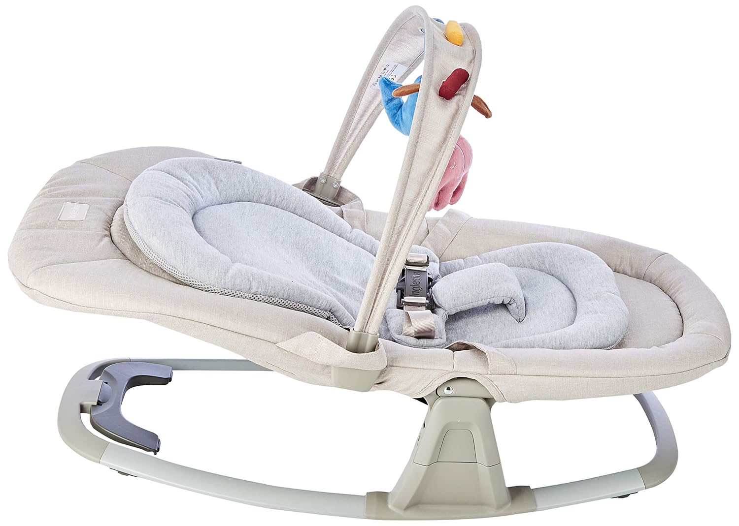 Un dondolo per bambini beige con arco giochi e morbida imbottitura, su sfondo bianco.