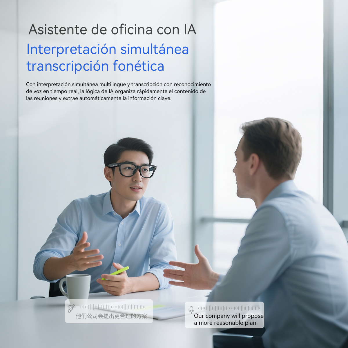 Dos hombres en una sala de reuniones, uno hablando, el otro escuchando.