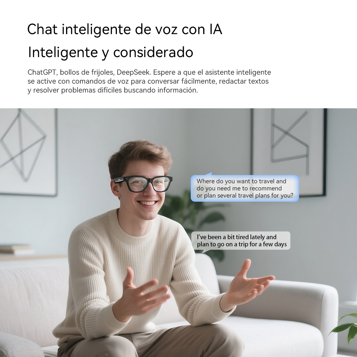 Hombre con gafas sentado en sofá, hablando con asistente IA sobre viajes.