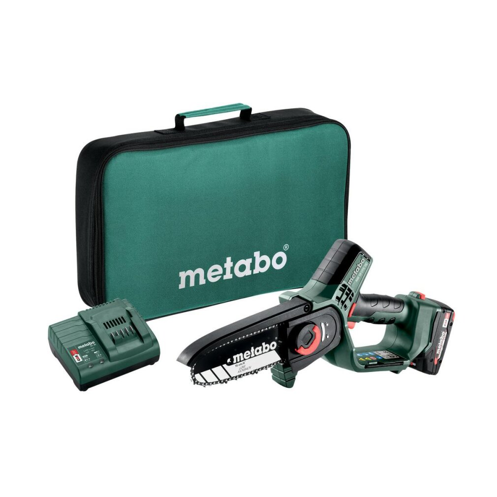 Tronçonneuse Metabo verte, batterie, chargeur et sac de rangement sur fond blanc.