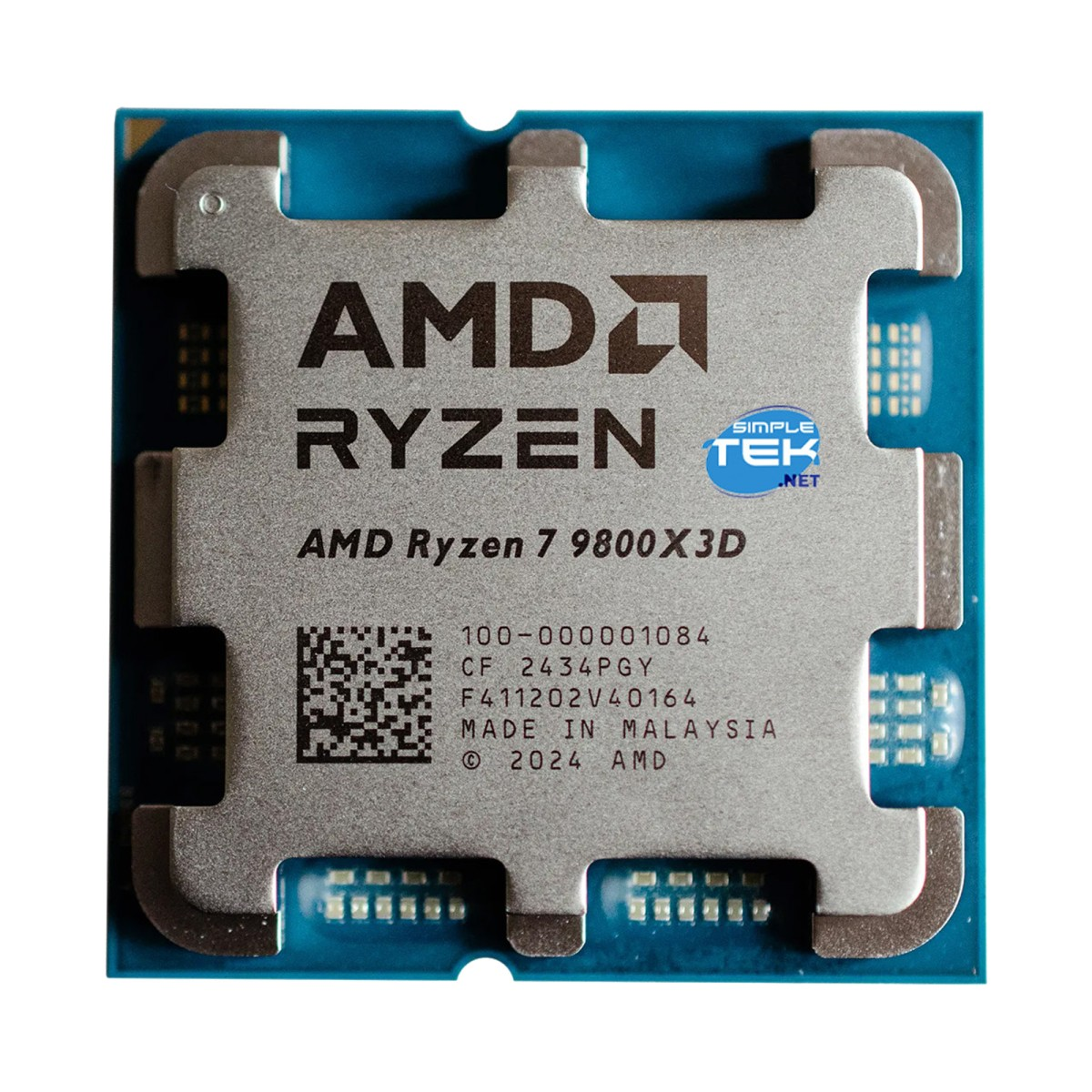 CPU AMD Ryzen 7 9800X3D. Diffusore di calore in metallo argentato con loghi AMD e Ryzen neri.
