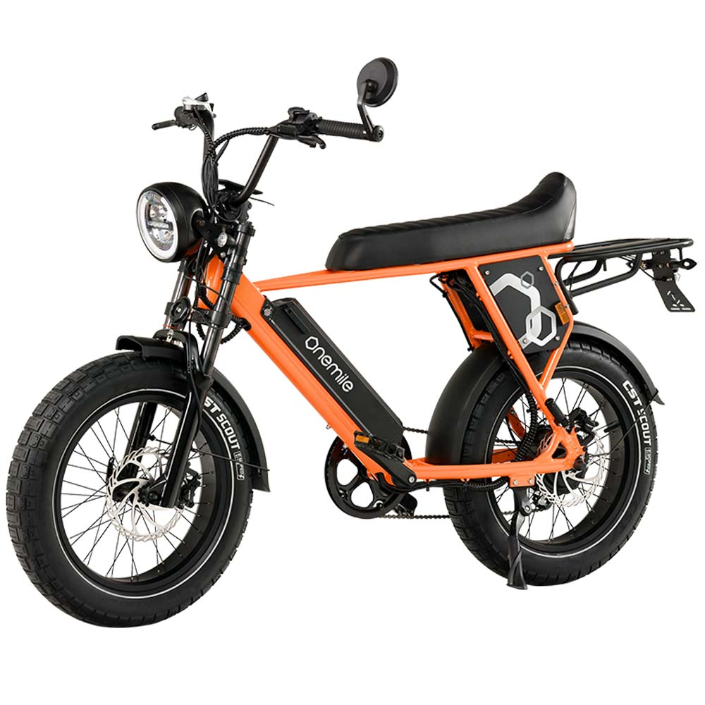 Bicicleta eléctrica naranja con neumáticos anchos, sillín negro y portaequipajes.