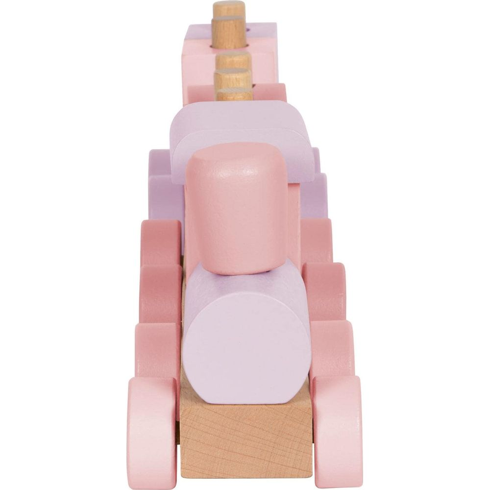 Un tren de juguete de madera en colores rosa y morado pastel con detalles de madera.