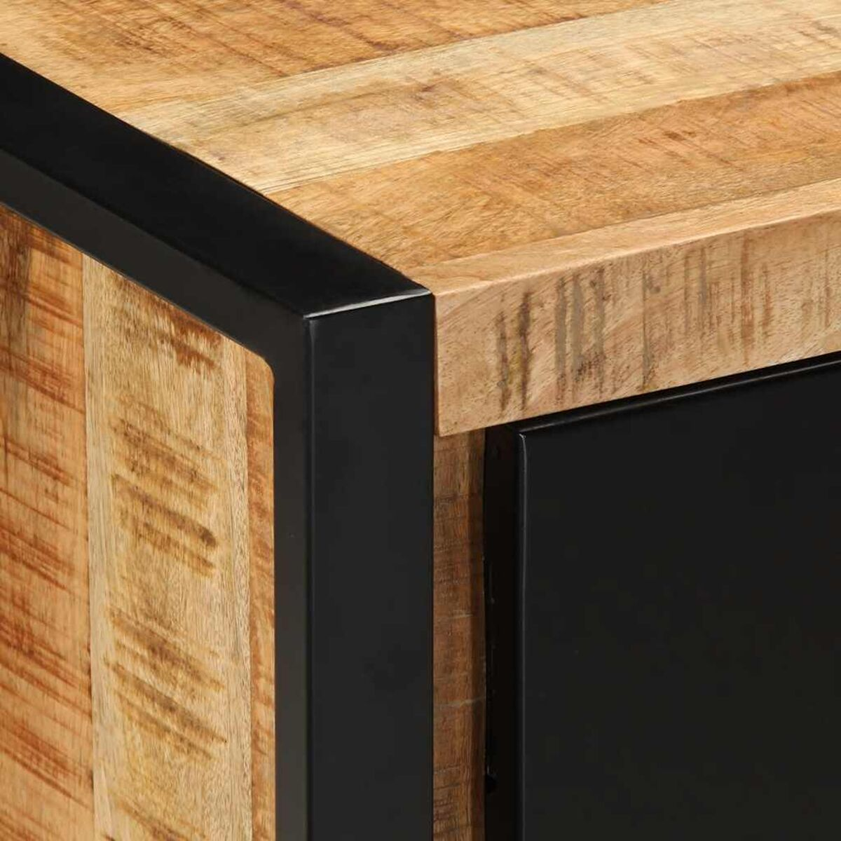 Superficie de madera con detalles metálicos negros, primer plano.