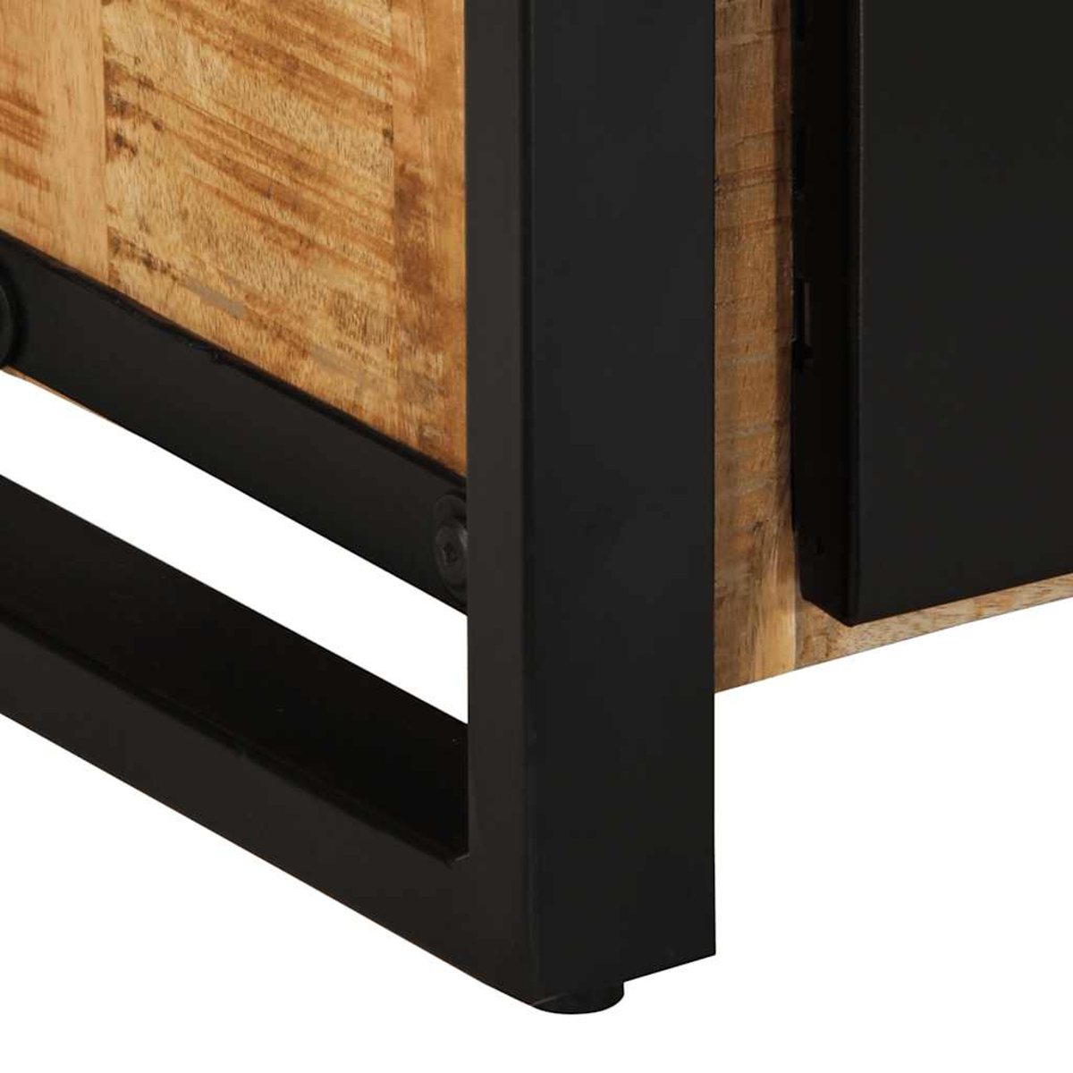 Primer plano de un armario de madera con patas y frentes de cajón de metal negro.