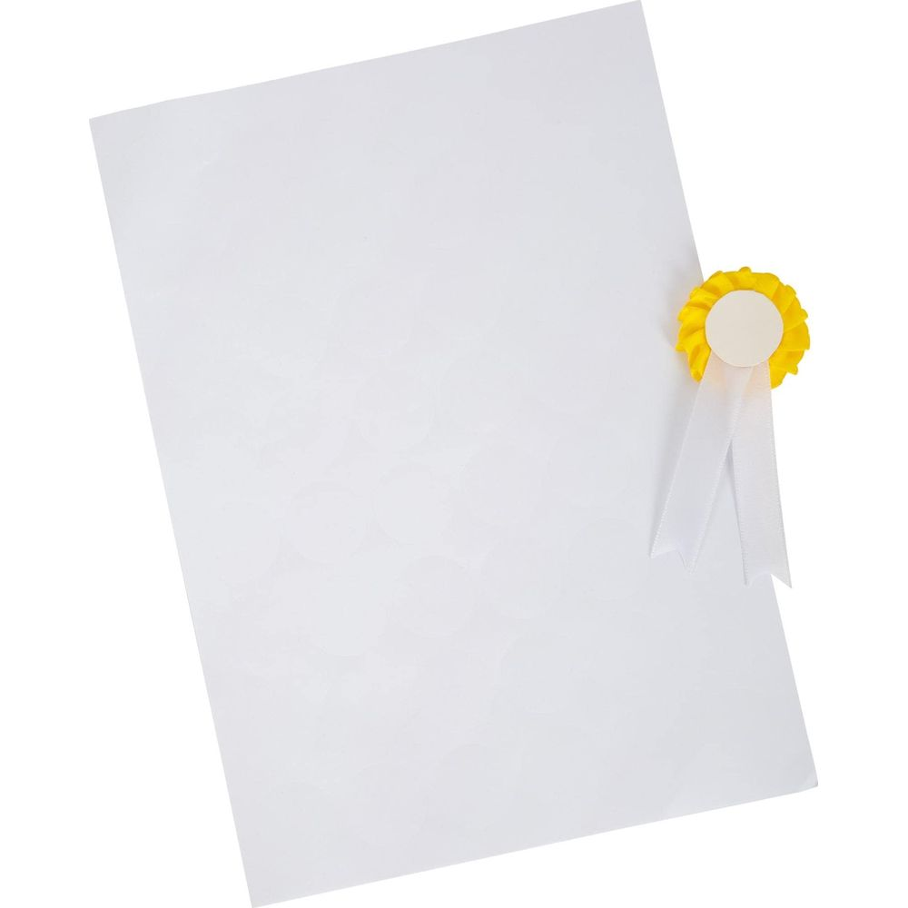 Ein weißes Blatt Papier mit einer gelben und weißen Rosette, die an der oberen rechten Ecke befestigt ist.