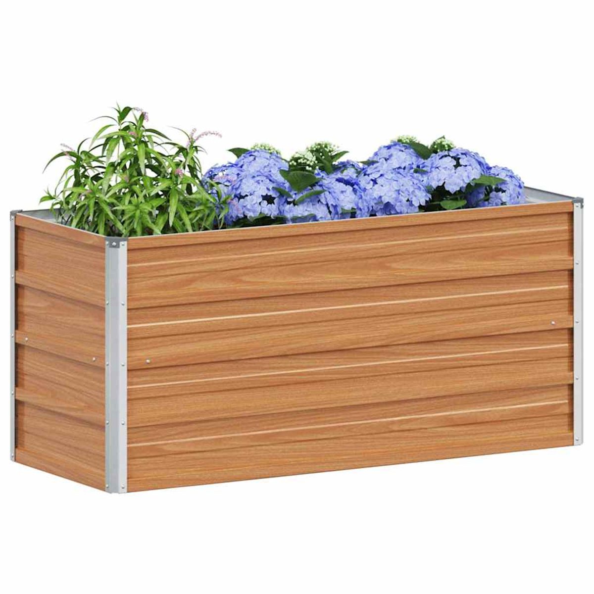 Una fioriera rialzata in legno con ortensie blu e piante verdi.
