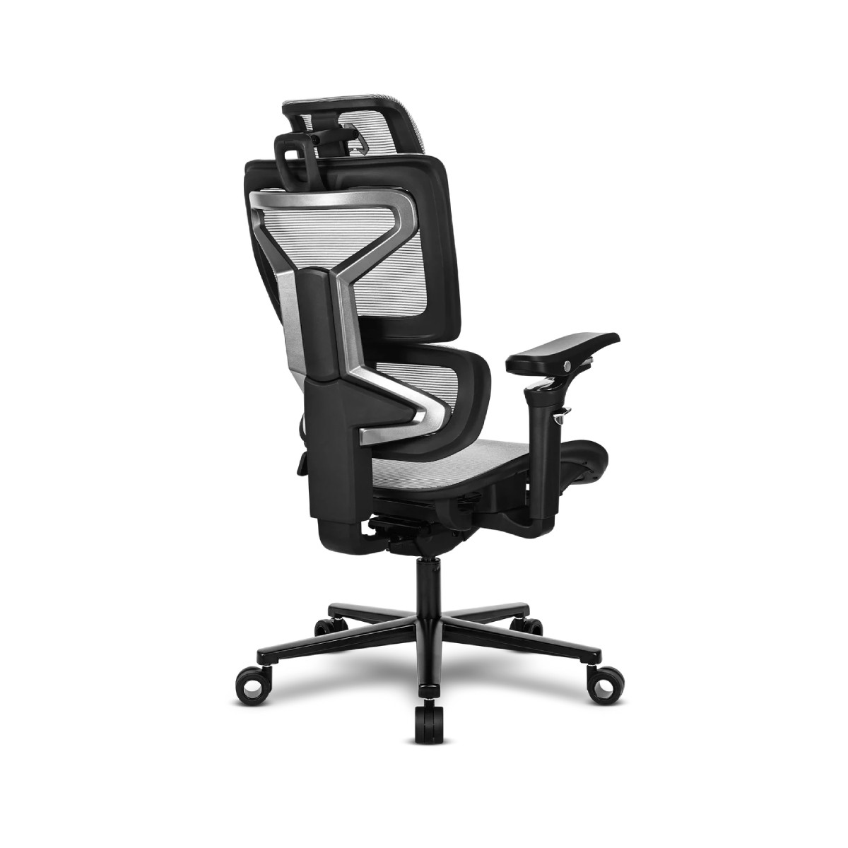 Una sedia da ufficio ergonomica nera con schienale in rete e braccioli regolabili.