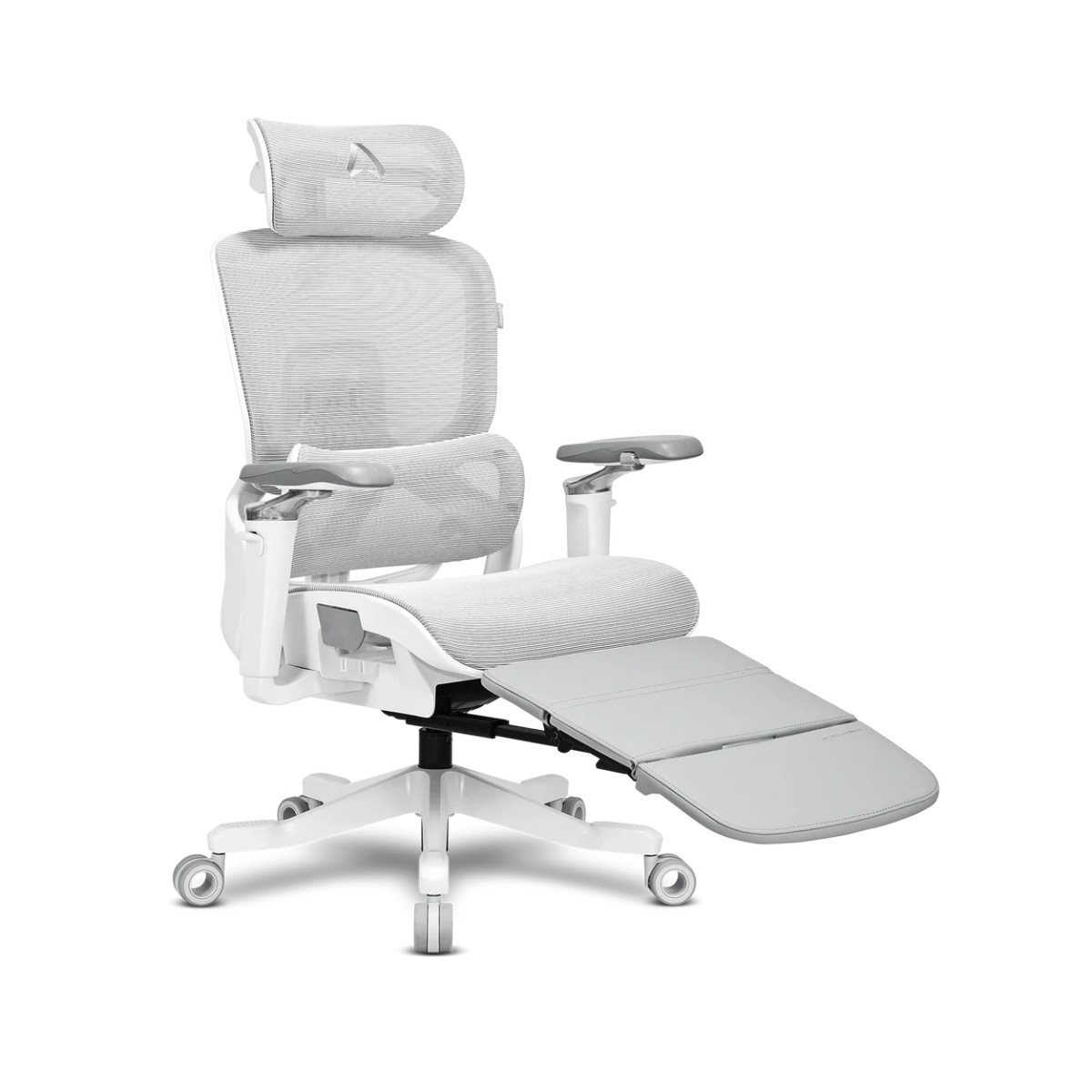 Sedia da ufficio ergonomica bianca con poggiapiedi e poggiatesta estesi.