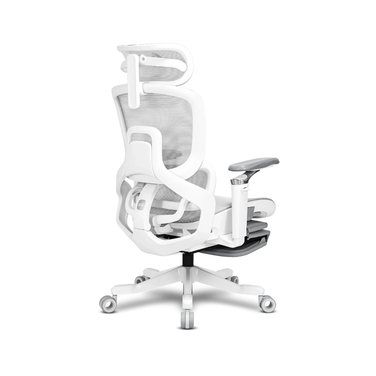 Una sedia da ufficio ergonomica bianca con schienale in rete e braccioli regolabili.