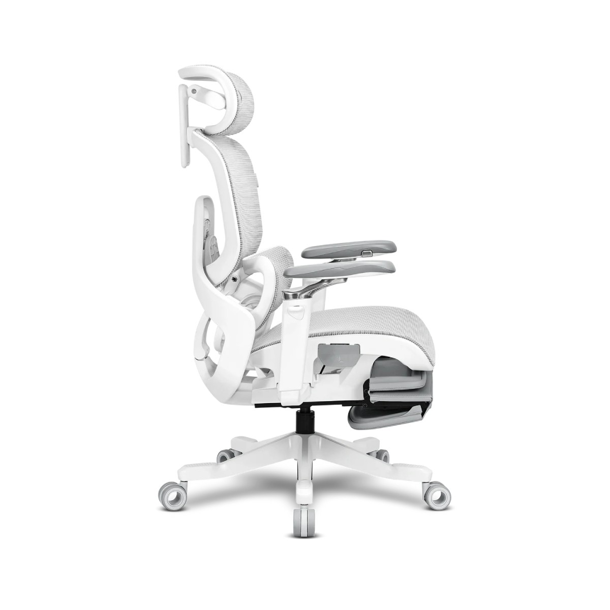 Una sedia da ufficio ergonomica bianca con tessuto in rete grigia e poggiatesta regolabile.