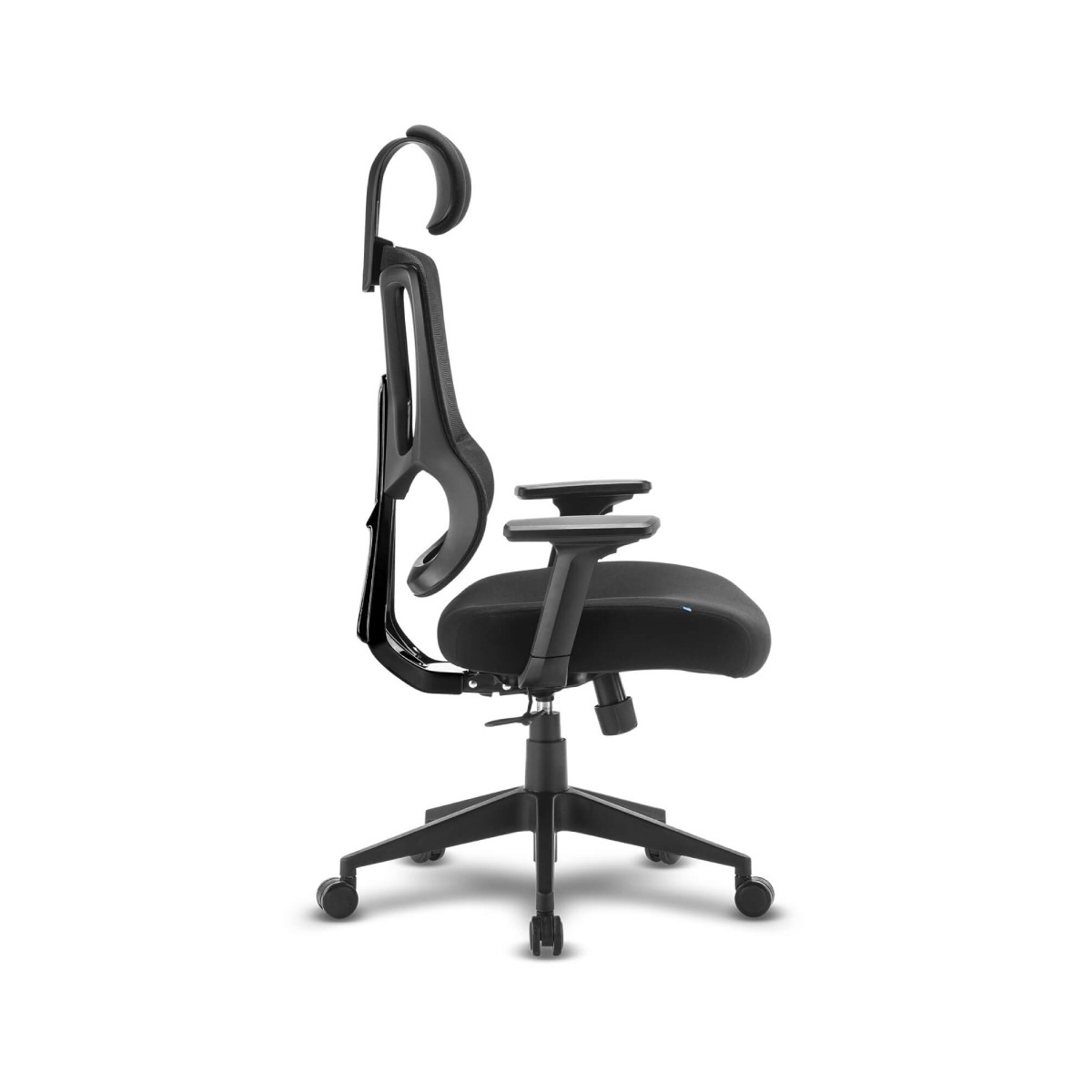 Silla de oficina ergonómica negra con respaldo de malla, brazos ajustables y reposacabezas.
