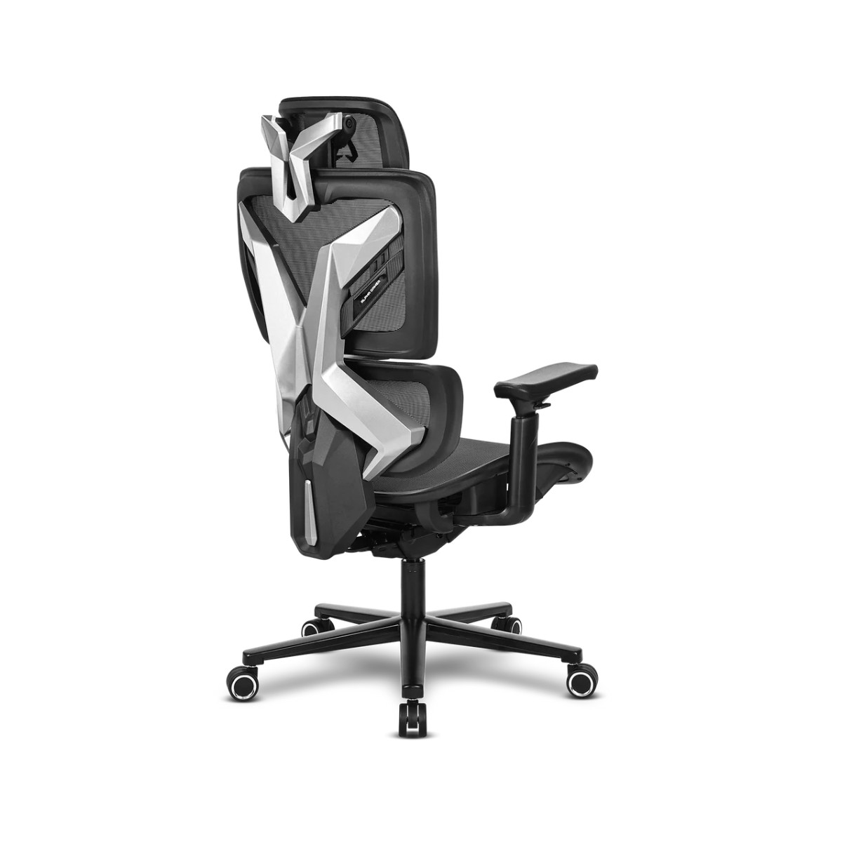 Una sedia da gaming nera con accenti argentati e schienale in rete.