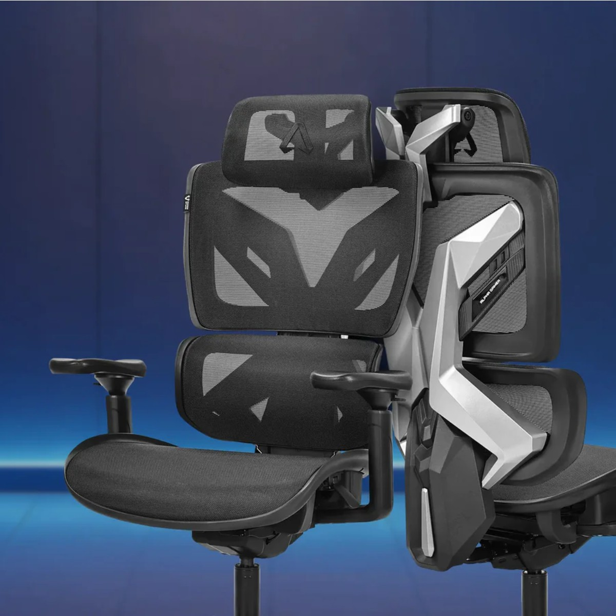 Una sedia da gaming nera con schienale in rete, braccioli regolabili e poggiatesta.