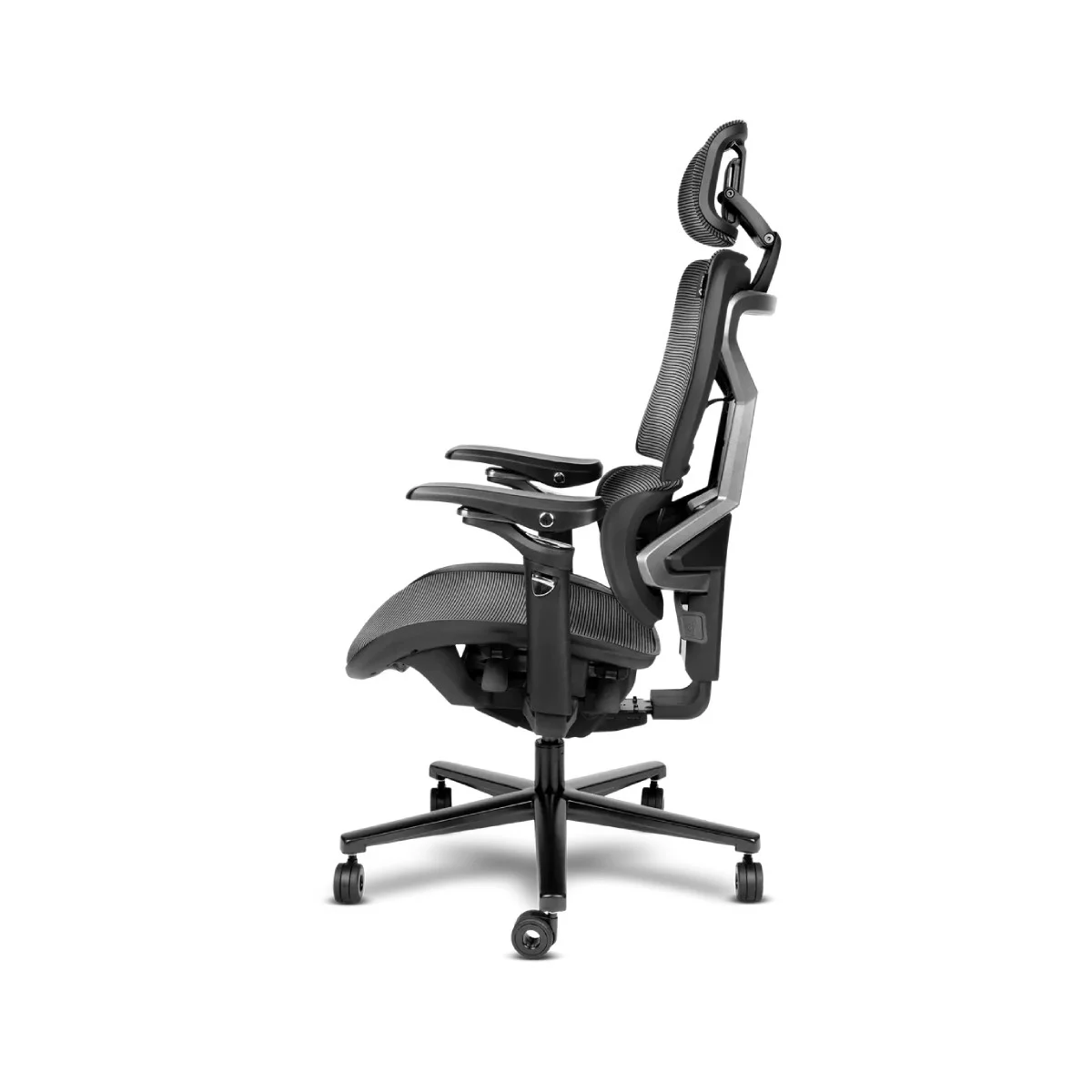 Sedia da ufficio ergonomica nera con poggiatesta e braccioli regolabili.