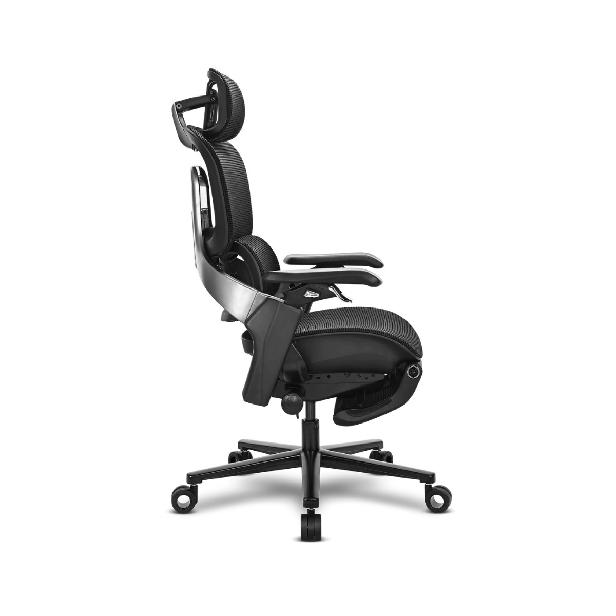 Una sedia da ufficio ergonomica nera con poggiatesta e braccioli, vista di lato.