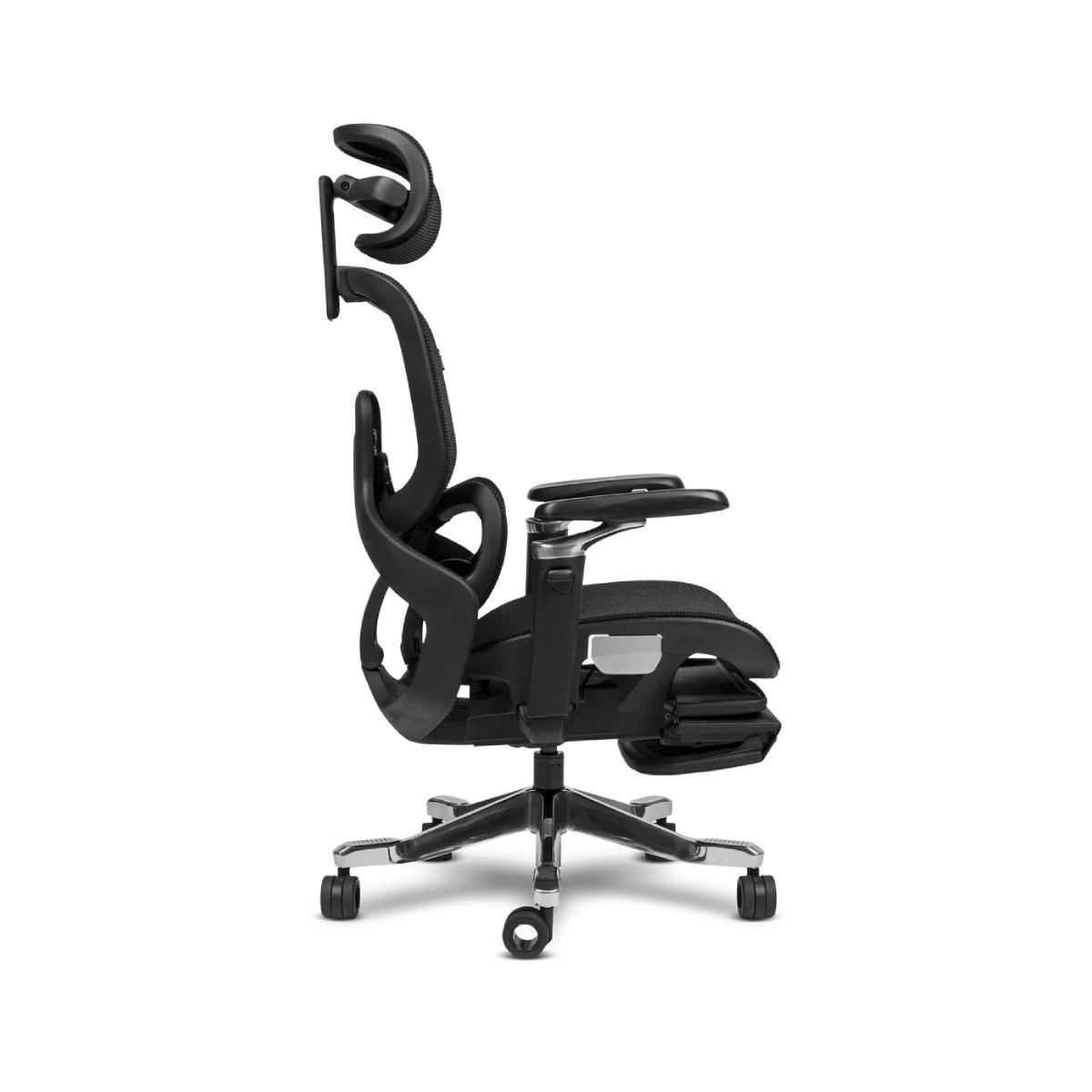 Sedia da ufficio ergonomica nera con poggiatesta e poggiapiedi regolabili, vista di lato.