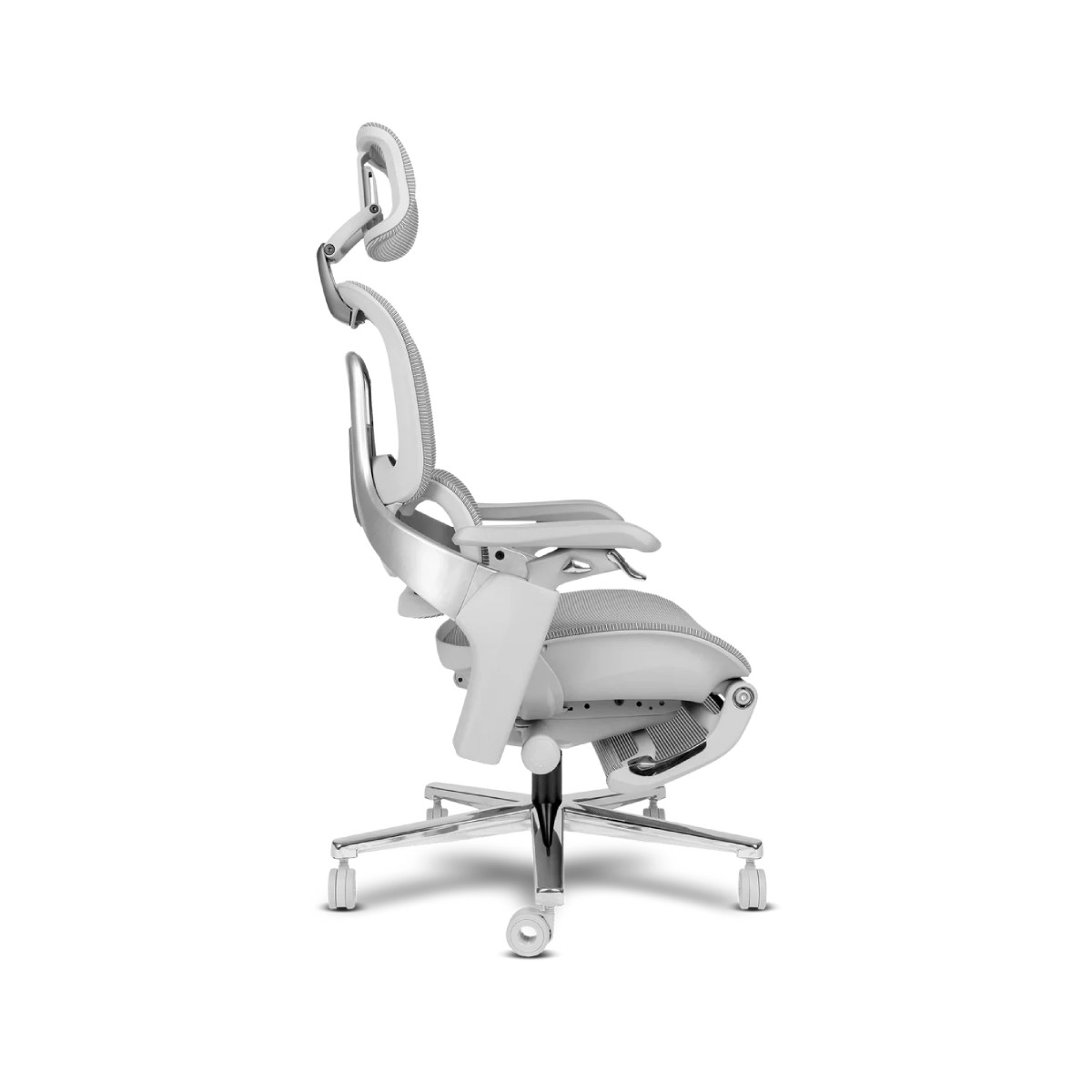 Sedia da ufficio ergonomica bianca con poggiatesta e braccioli regolabili.