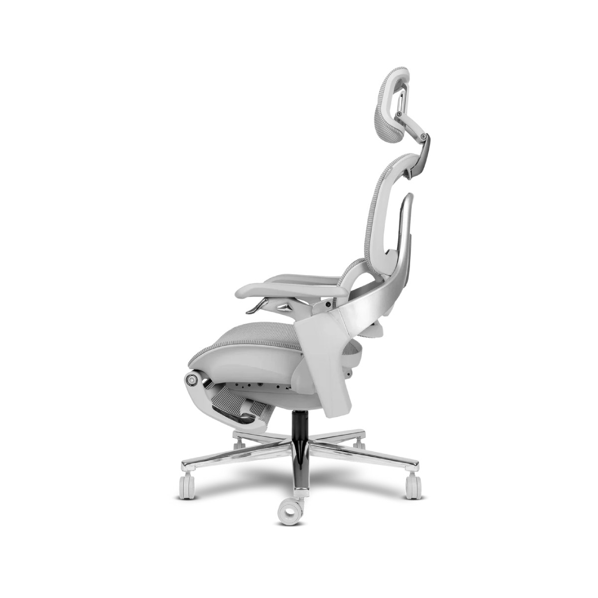 Sedia da ufficio ergonomica bianca con poggiatesta, braccioli e supporto lombare regolabili.