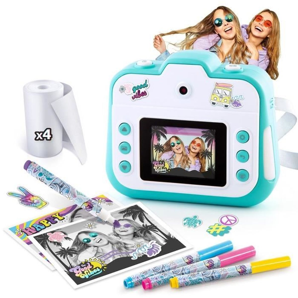 Una fotocamera digitale turchese con adesivi, accessori e foto di due ragazze.