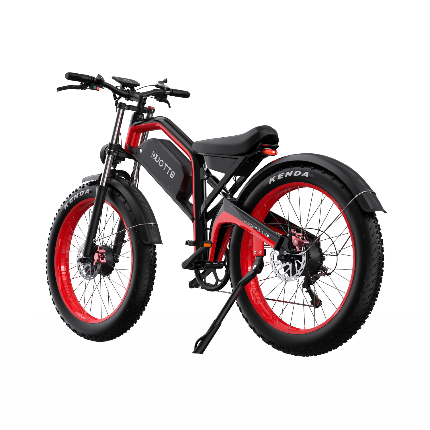 Czerwono-czarny elektryczny rower fat bike z grubymi oponami i czerwonymi obręczami, na białym tle.