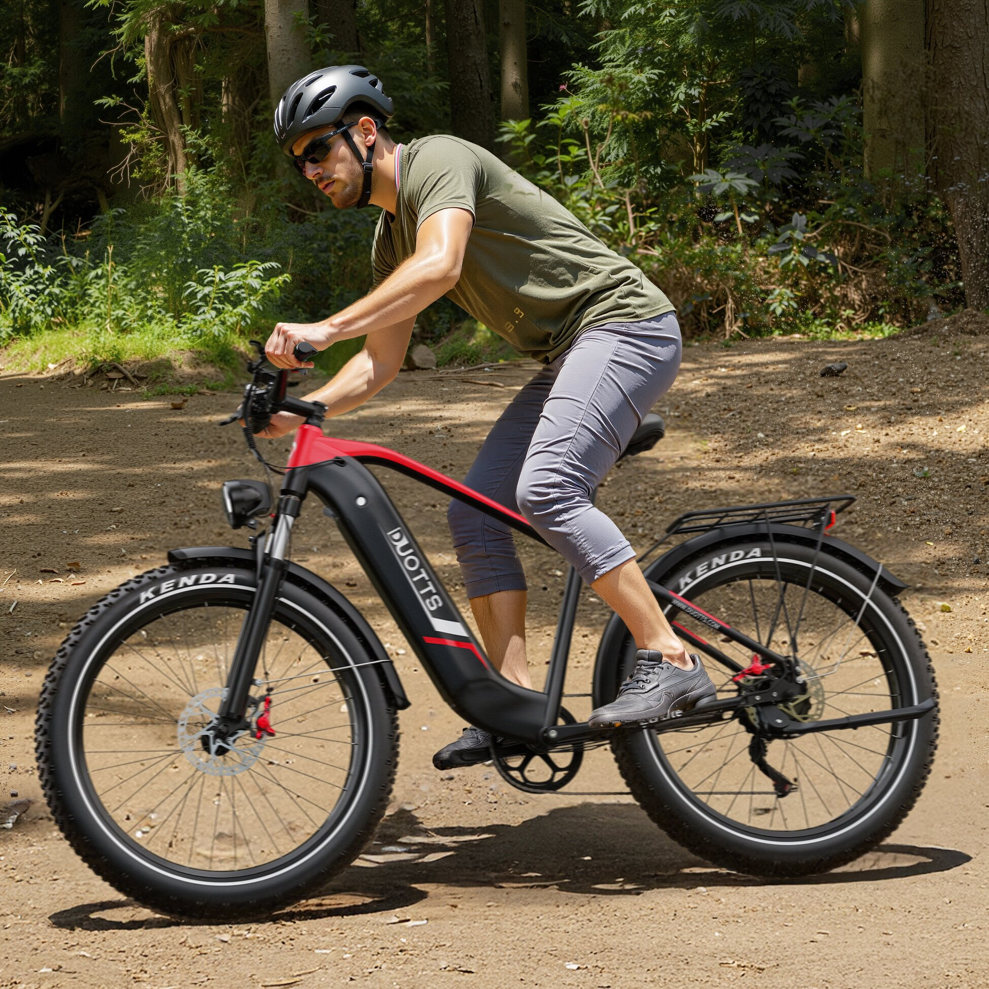 Uomo con casco guida una e-bike rossa e nera su sentiero nel bosco.