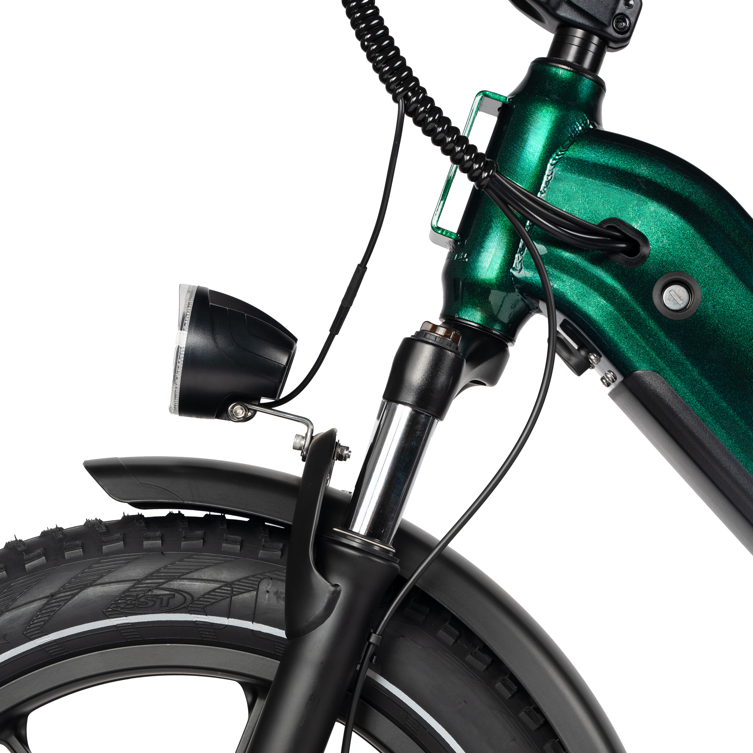 Bicicletta verde con faro, parafango e pneumatico spesso su sfondo bianco.